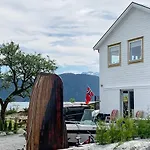 Сasa de vacaciones Seaside Serenity In Hardangerfjord-by Traum